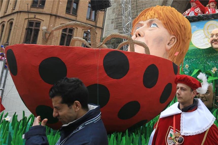 Mönchengladbachs Narren wollen Werbekarawane: Köln nicht Der Wagen "Merkels Marienkäfer" beim Rosenmontagszug in Köln. Foto: Oliver Berg/Archiv