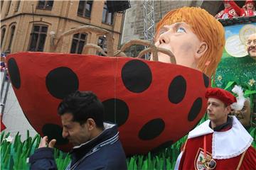 Der Wagen "Merkels Marienkäfer" beim Rosenmontagszug in Köln. Foto: Oliver Berg/Archiv