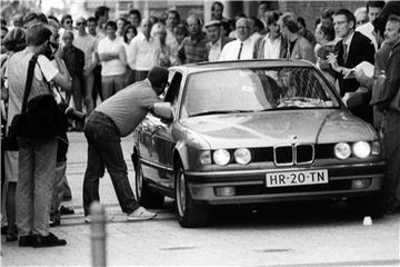 Der Wagen mit den Geiselnehmern wird am 18. August 1988 in Köln von Journalisten umringt. Foto: Hartmut Reeh
