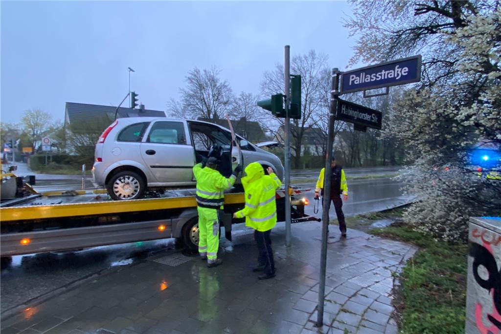 B235-Unfall: Zwei Frauen werden im Auto eingeklemmt und schwer verletzt Der Wagen war nicht mehr fahrbereit. Er musste abgeschleppt werden. Der Fahrer kam ins Krankenhaus.