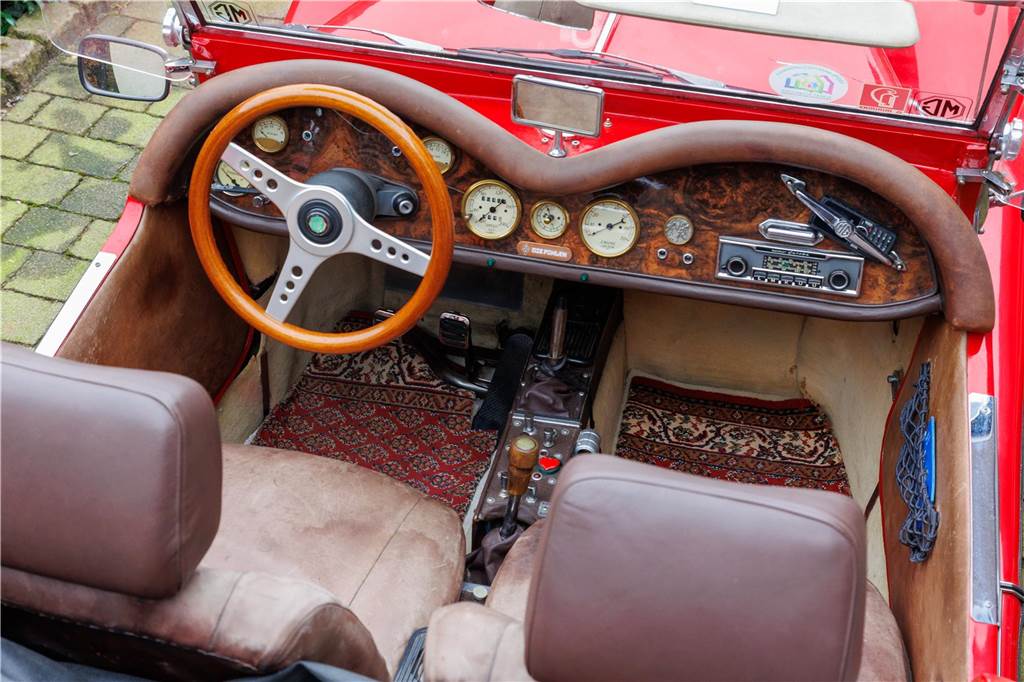 VW Käfer wird zum „Oldtimer“: Karl-Heinz Doods baut Kopie in Handarbeit Ein Blick in den Innenraum eines Autos. Vordersitze und Lenkrad sind zu sehen.