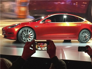 Der Wagen zum Preis von 35.000 Dollar soll Tesla in den Massenmarkt bringen. Foto: Justin Pritchard
