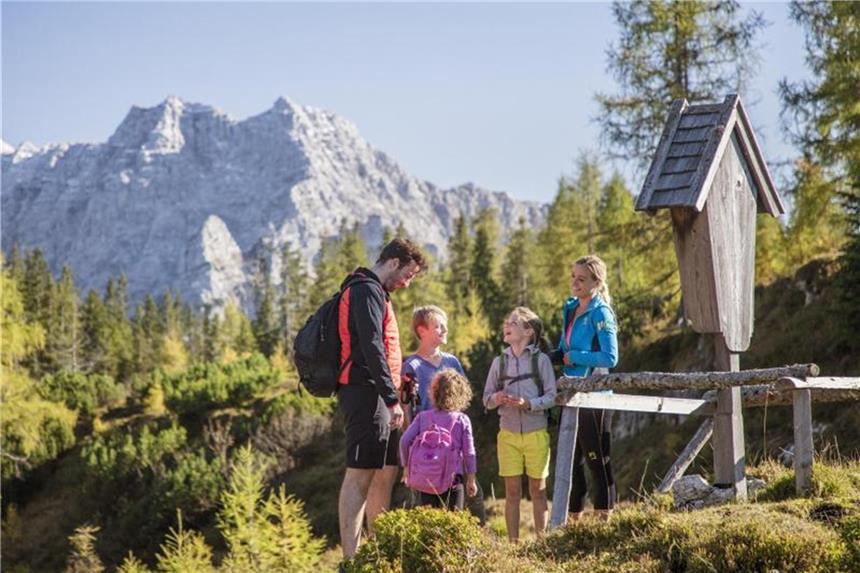 Ein kurzer Weitwanderweg - Der „Waiwi“ im Pillerseetal Der „WaiWi“, ein kurzer Fernwanderweg von Waidring zum Wildseeloder, eignet sich auch für Familien. Foto: Defrancesco/TVB PillerseeTal