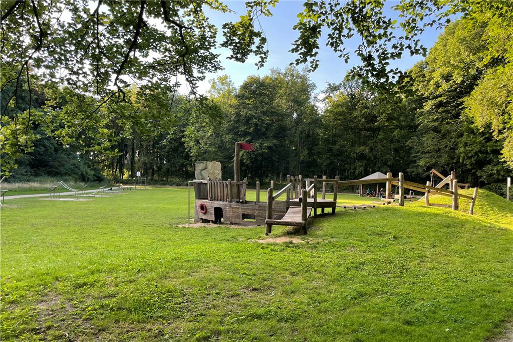 Die schönsten Wanderrouten im Nordosten: Großer Wald mitten in der Stadt Der Waldspielplatz kann als Startpunkt verwendet werden. Von hier aus geht es links und rechts herum auf den Rundweg.