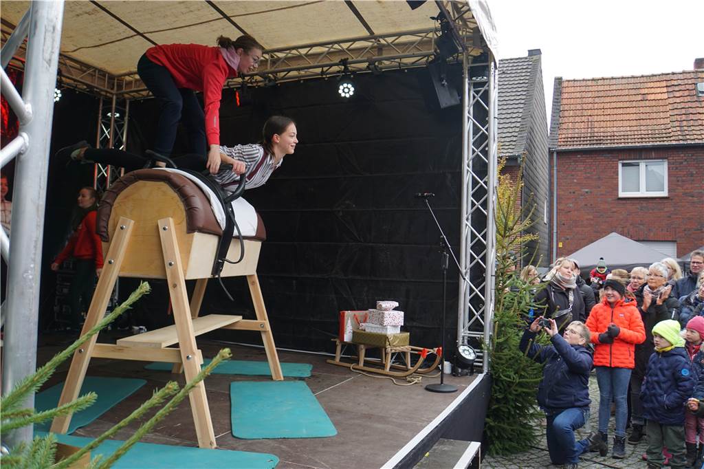 Weihnachtsmann besucht die Kinder auf dem Weihnachtsbasar Der Walstedder Reitverein PSV Herrenstein zeigte auf einem Holzpferd eine Voltigier-Vorführung.