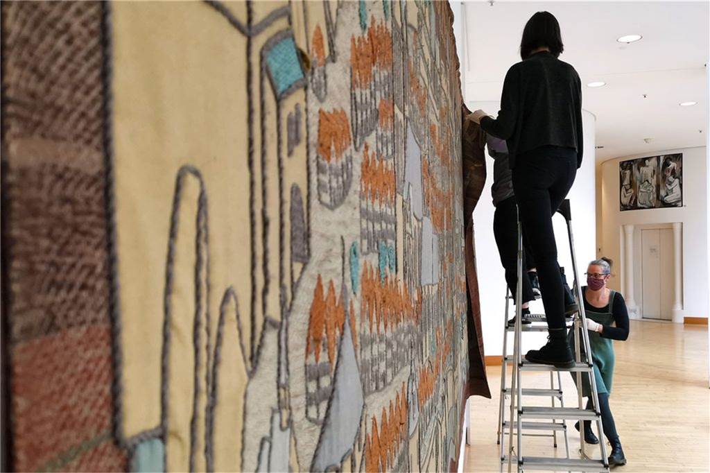 Umzug für Rathaus-Sanierung läuft - Kosten sind erneut gestiegen Der Wandteppich mit dem Bild des mittelalterlichen Dortmund am Eingang zum Ratssaal wurde gesichert.