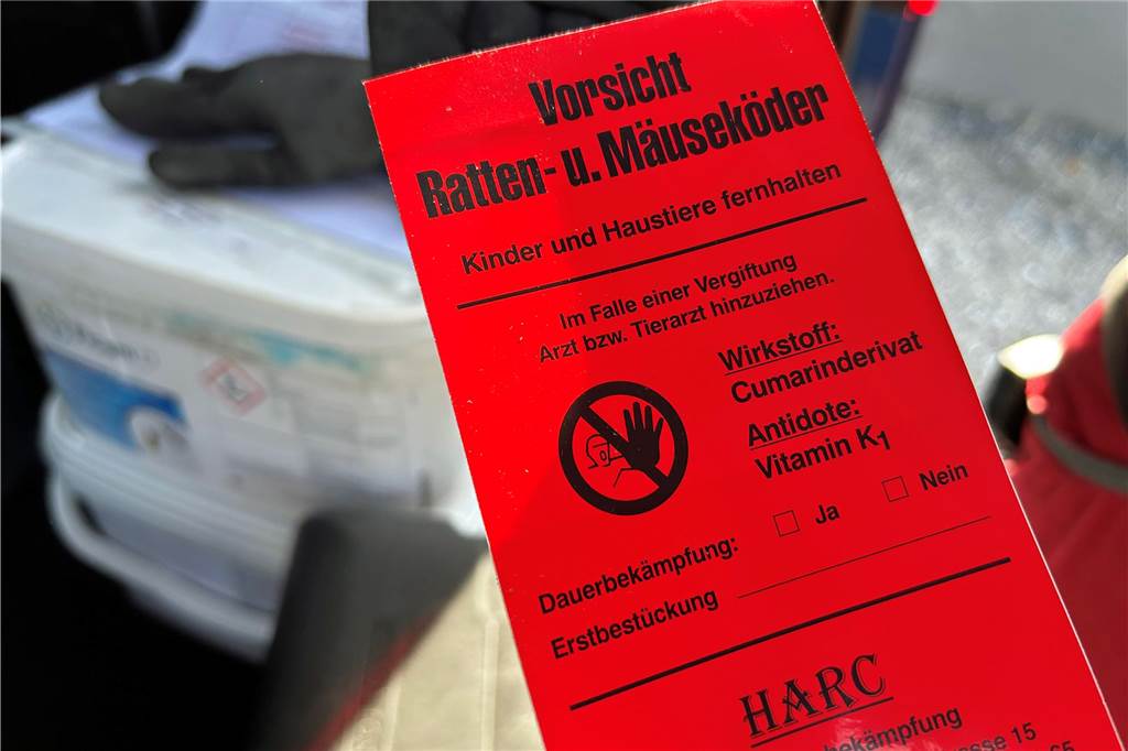 Rattengift riecht nach Vanille: So arbeitet ein Schädlingsbekämpfer Der Warnaufkleber, der auf die Köderbox kommt.