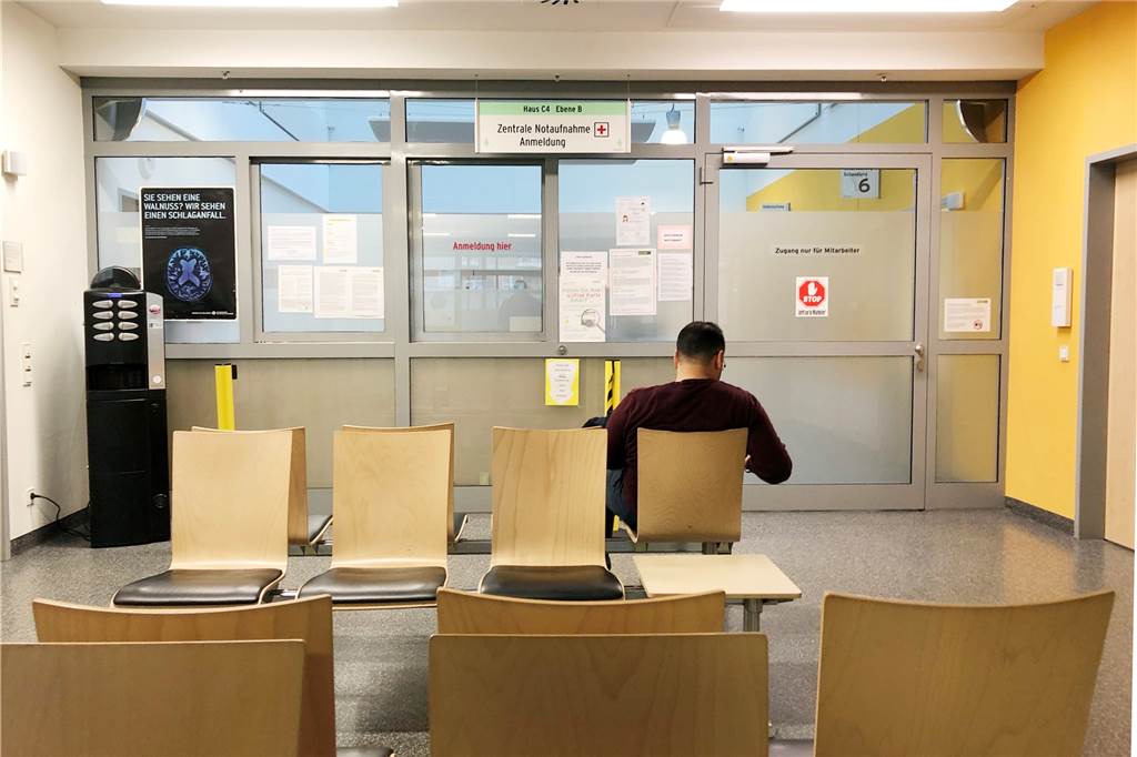 Ärztesprecher sieht „Drohszenario“ in Forderung nach 4-Tage-Woche für Praxen Der Wartebereich der zentralen Notaufnahme im Klinikum Dortmund-Mitte ist selten so leer wie auf diesem Foto.