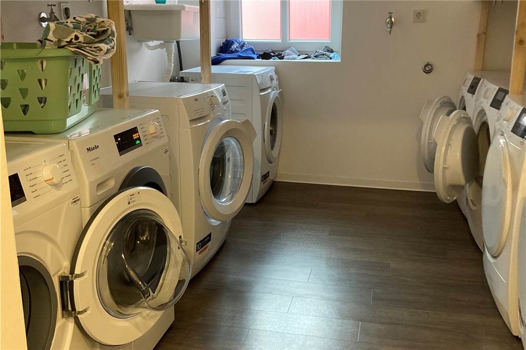 Fast ausgebucht: Dieses Gebäude in Barop ist ein Rettungsanker für wohnungslose junge Dortmunder Der Waschraum. Hier stehen mehrere Maschinen bereit.