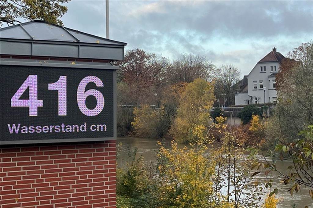 Lippe-Pegel steigt enorm - Experte: „Viel Wasser ist ein gutes Zeichen“ Der Wasserstand der Lippe in der Lüner Innenstadt am Donnerstagmorgen (16. November) gegen 9 Uhr.