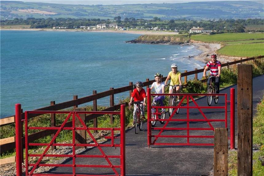 Mit dem Fahrrad durch Irlands Südosten Der Waterford Greenway ist auch für Familien ein schönes Ausflugsziel. Selbst kleinere Kinder kommen auf dem gut ausgebauten und sicheren Weg problemlos voran. Foto: John Foley/Waterford County Council