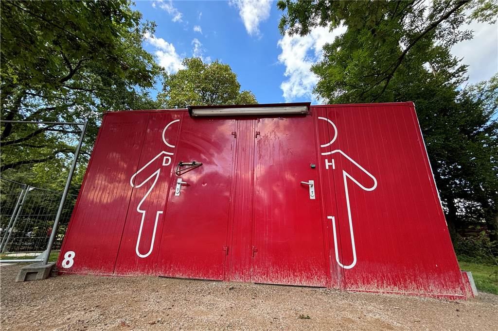 Stadt antwortet auf Pumptrack-Fragen von Eltern und zum Klo-Problem Der WC-Container steht schon länger da. Er war aber nur beim Eröffnungsfest offen. Er muss erst noch richtig angeschlossen werden.