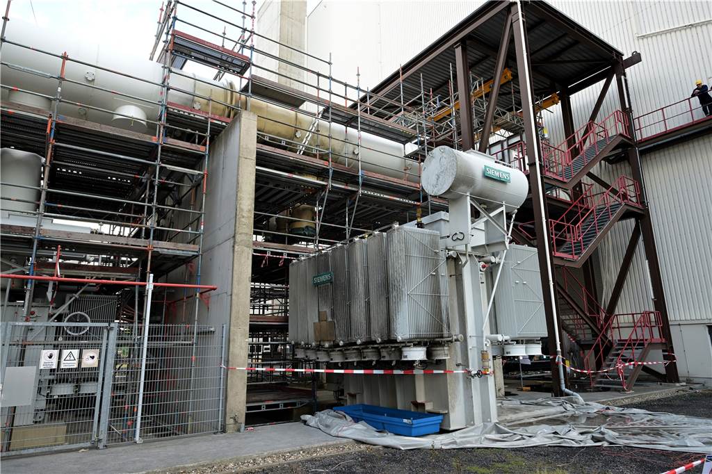 Der Wechsel des Trafos war nicht geplant. Der Schaden ereignete sich plötzlich während der Revision. Das Foto zeigt den Ausbau des nicht mehr zu verwertenden Eigenbedarfstransformators. 
