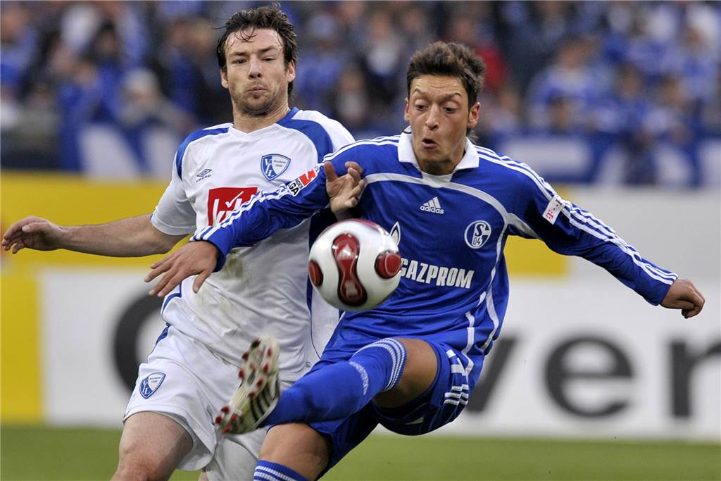 Kehrer ist das jüngste Beispiel: Schalkes Knappenschmiede ist eine Goldgrube Der Wechsel von Mesut Özil zu Ligakonkurrent Werder Bremen brachte Schalke fünf Millionen Euro ein - im Nachhinein mit Blick auf die Karriere, die Özil machte, viel zu wenig.