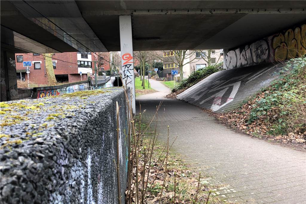 Verwirrende Schilder bringen Fußgänger in Gefahr Der Weg entlang der offenen Strecke der U41 ist nicht nur schmal und verwinkelt. Auch die Beschilderung ist unübersichtlich.