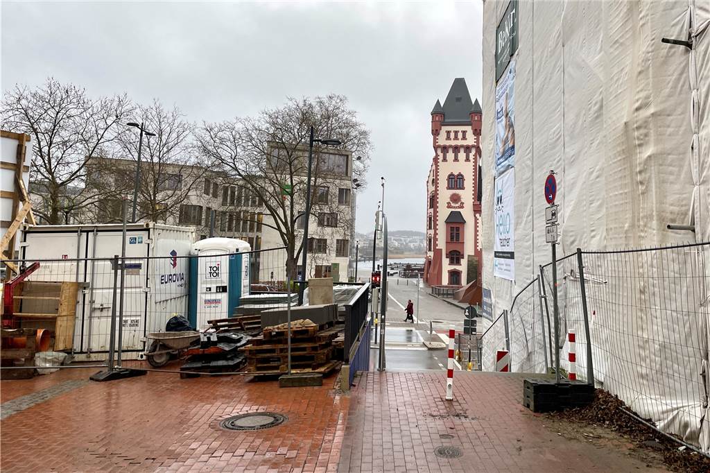 Der Weg führt auf den Burgplatz, noch ist er aber von Baustellen geprägt.
