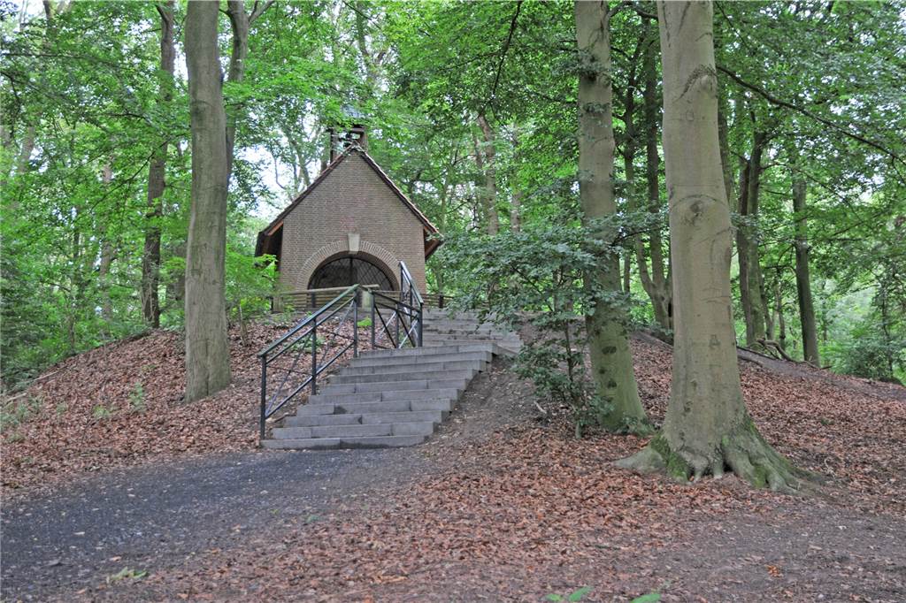 Der Weg hinauf zur Barler Kapelle wird dem Besucher mit Treppen erleichtert.