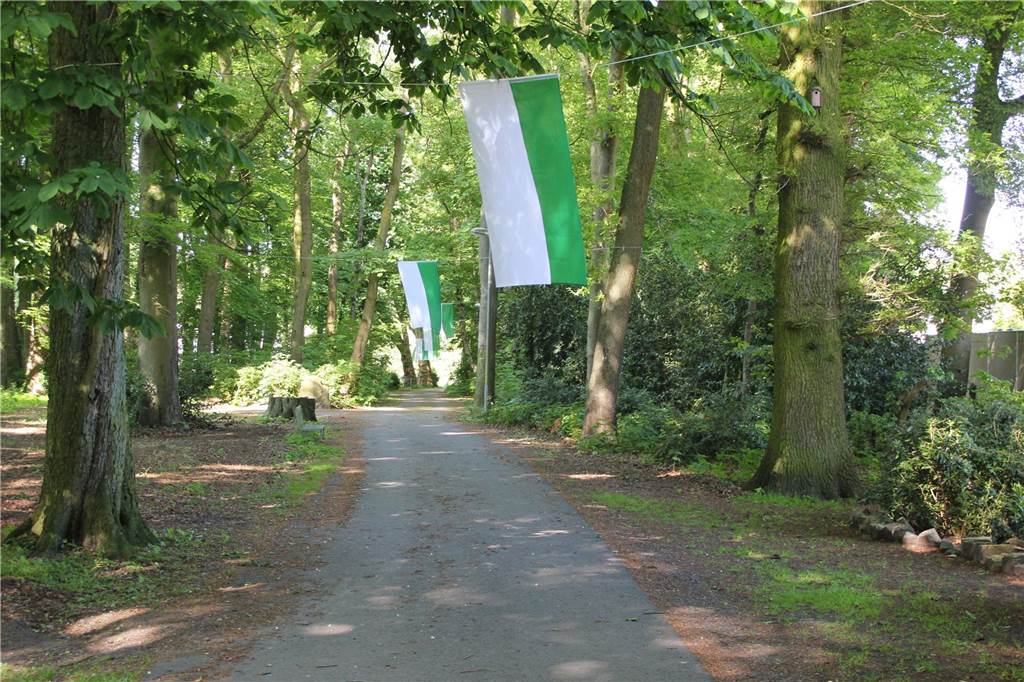 Spannung steigt: Brambauer Schützen feiern endlich wieder Schützenfest Der Weg zum Brambauer Schützenfestzelt im Volkspark Brambauer ist mit Fahnen geschmückt.