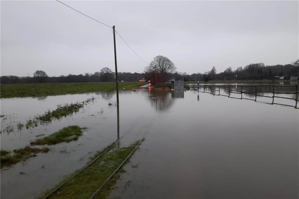 Hochwasser: Gebäude wurden evakuiert - Schaden noch nicht absehbar Der Weg zum Hof Haferkamp steht komplett unter Wasser.