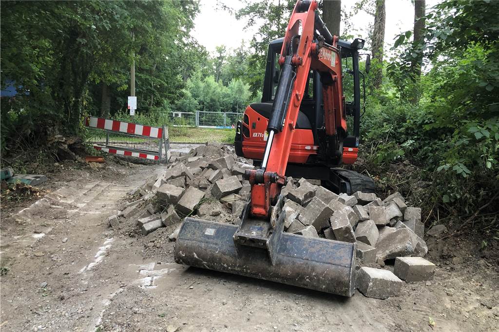 Bock auf Billmerich: Aber aus zwei Neuen macht Trainer Tadday noch ein Geheimnis Der Weg zum Waldstadion wird in diesen Tagen aufgenommen und neu gepflastert.