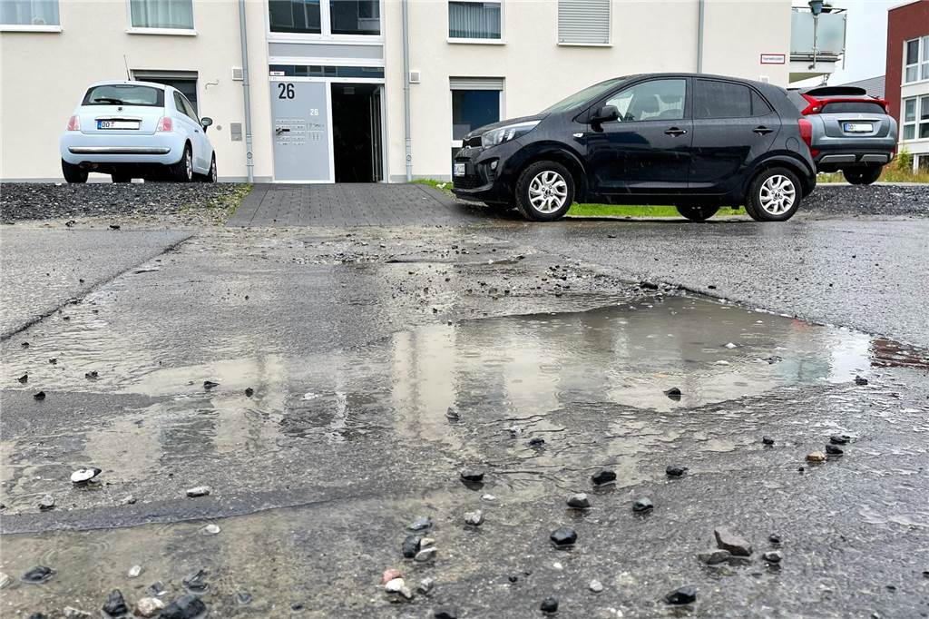 Schlaglöcher vor Senioren-WG werden zur Rollator-Falle Schlaglöcher, Brechter Heide, Rollator-Falle