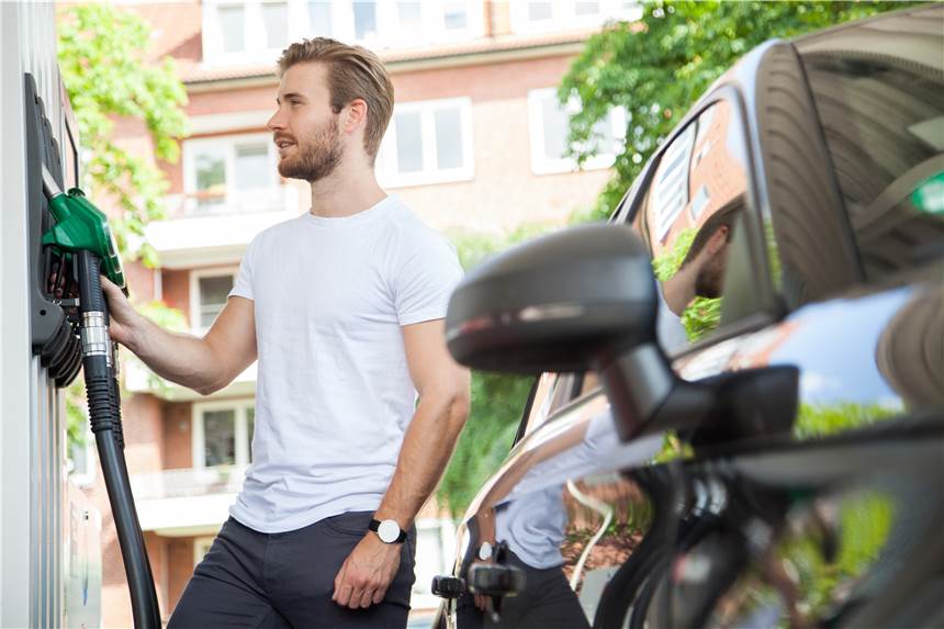 Warum die Preise an der Tankstelle erneut steigen Der Weg zur Tankstelle ist für viele Autofahrer ein schwerer Gang. Nach einer zwischenzeitlichen Entspannung dürften die Spritpreise bald wieder steigen.