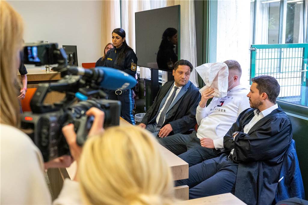 Urteil: „Todespfleger“ aus Dorsten zu lebenslanger Haft verurteilt Der wegen Mordes an zwei Patienten angeklagte Krankenpfleger (2.v.r.) sitzt zu Beginn der Verhandlung zwischen seinen Rechtsanwälten Ömer Sahinci und Benedikt Stehle im Gerichtssaal.