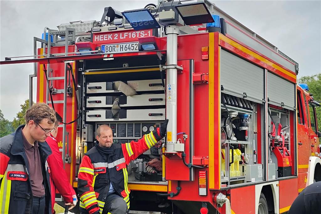 Spezialarbeiten in der Dinkel: Angelverein und Feuerwehr im Einsatz Der Wehrkameraden des Löschzugs Nienborg unterstützen die Angler bei der Arbeit, indem sie Löcher in das Flussbett spülten, in denen die Strömungslenker befestigt wurden.