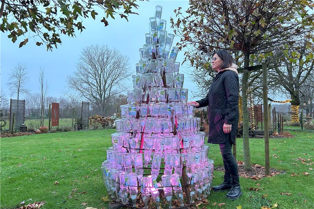 Wintergarten: Reinhilde Löderbusch hat Freude am Gestalten und am Helfen Ein Weihnachtsbaum aus Wasserflaschen