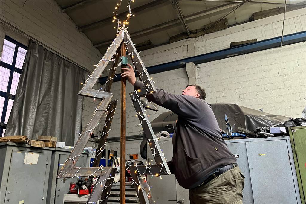 Der Weihnachtsbaum leuchtet und dreht sich auf dem Anhänger.