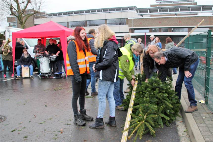 Pfadfinder verkaufen in der Corona-Krise keine Weihnachtsbäume Der Weihnachtsbaumverkauf an der Gesamtschule hat immer großen Anklang gefunden.