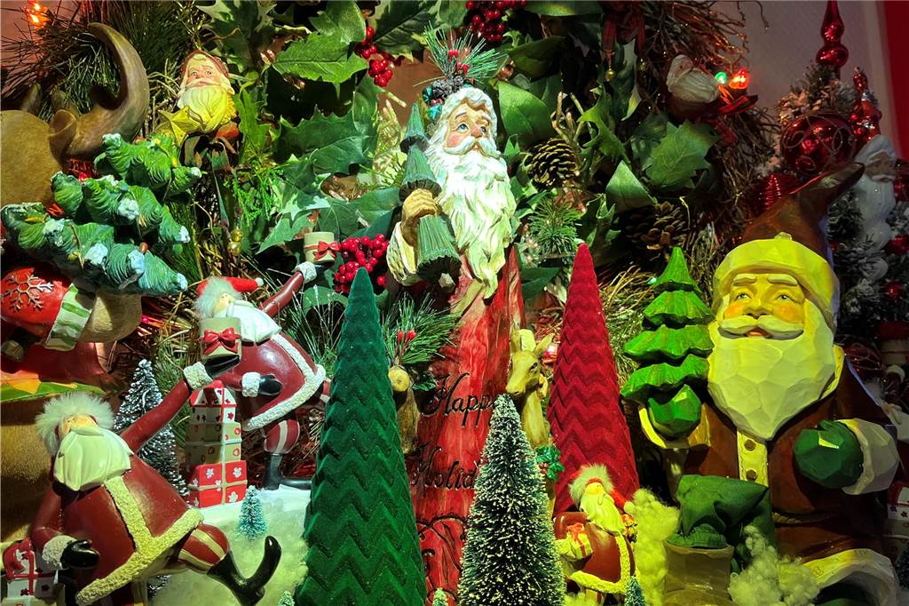 Der Weihnachtsmännerraum beherbergt zahlreiche Figuren in Rotweiß in verschiedensten Arten.