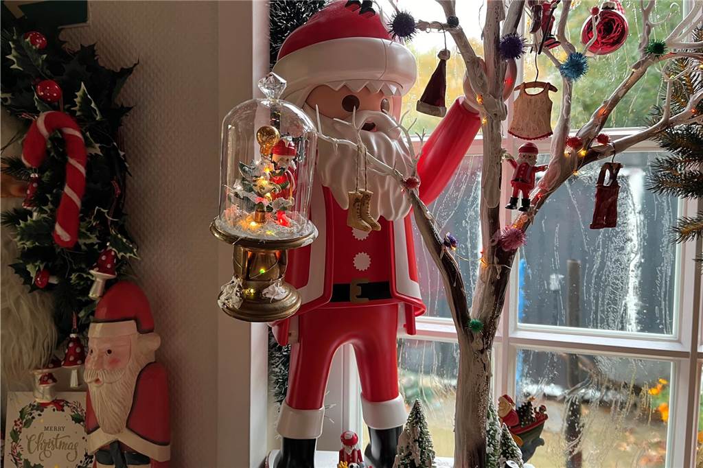 Der Weihnachtsmännerraum beherbergt zahlreiche Figuren in Rotweiß in verschiedensten Arten.