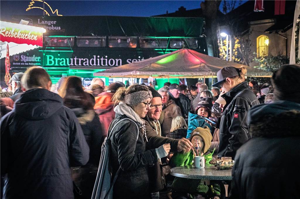 Aufs dem Gelände des Schiffshebewerks in Waltrop stehen vor dem Gastrobus Weihnachtsmarktbesucher. 