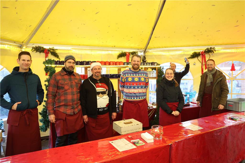 Der Weihnachtsmarkt auf dem Gelände der Freilichtbühne Werne besticht durch gemütliche und stimmungsvolle Atmosphäre sowie das große Engagement der Helferinnen und Helfer. Die gute Laune strahlt auf die Besucherinnen und Besucher ab.