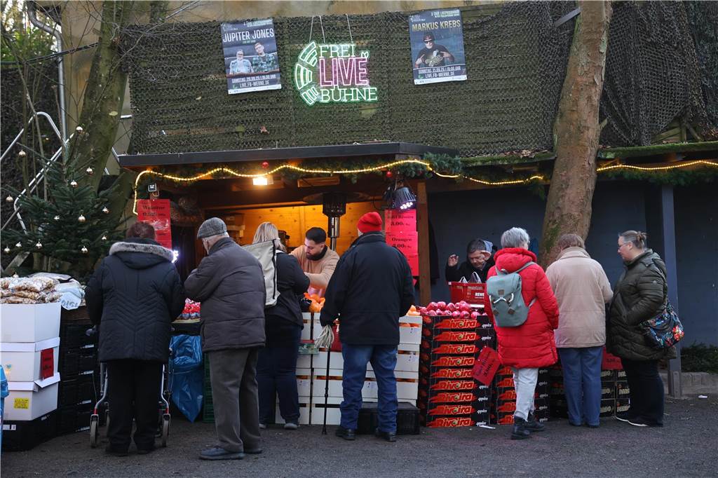 Der Weihnachtsmarkt auf dem Gelände der Freilichtbühne Werne besticht durch gemütliche und stimmungsvolle Atmosphäre sowie das große Engagement der Helferinnen und Helfer. Die gute Laune strahlt auf die Besucherinnen und Besucher ab.