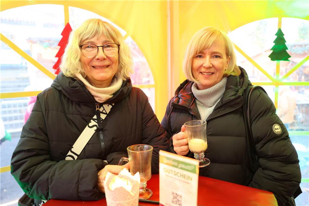 Der Weihnachtsmarkt auf dem Gelände der Freilichtbühne Werne besticht durch gemütliche und stimmungsvolle Atmosphäre sowie das große Engagement der Helferinnen und Helfer. Die gute Laune strahlt auf die Besucherinnen und Besucher ab.