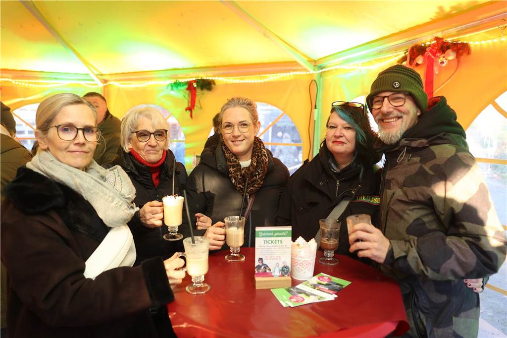 Der Weihnachtsmarkt auf dem Gelände der Freilichtbühne Werne besticht durch gemütliche und stimmungsvolle Atmosphäre sowie das große Engagement der Helferinnen und Helfer. Die gute Laune strahlt auf die Besucherinnen und Besucher ab.