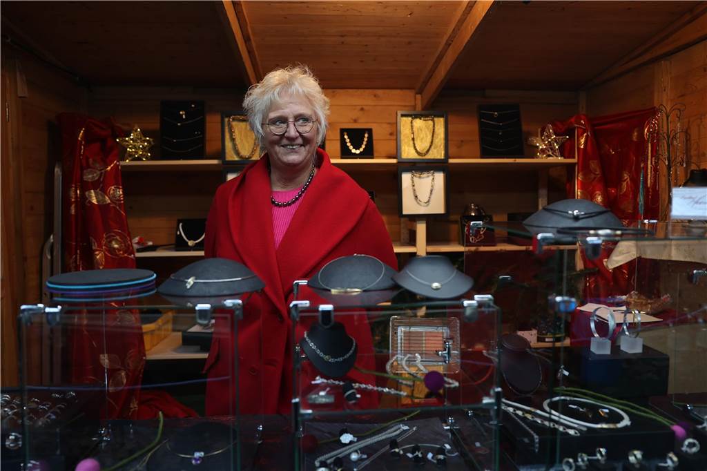 Der Weihnachtsmarkt auf dem Gelände der Freilichtbühne Werne besticht durch gemütliche und stimmungsvolle Atmosphäre sowie das große Engagement der Helferinnen und Helfer. Die gute Laune strahlt auf die Besucherinnen und Besucher ab.