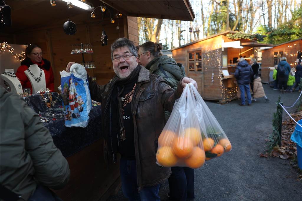 Der Weihnachtsmarkt auf dem Gelände der Freilichtbühne Werne besticht durch gemütliche und stimmungsvolle Atmosphäre sowie das große Engagement der Helferinnen und Helfer. Die gute Laune strahlt auf die Besucherinnen und Besucher ab.
