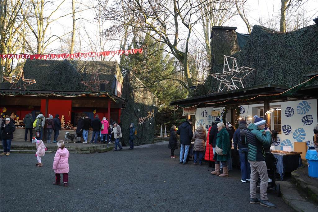 Der Weihnachtsmarkt auf dem Gelände der Freilichtbühne Werne besticht durch gemütliche und stimmungsvolle Atmosphäre sowie das große Engagement der Helferinnen und Helfer. Die gute Laune strahlt auf die Besucherinnen und Besucher ab.