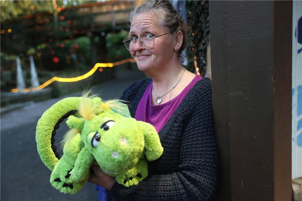 Der Weihnachtsmarkt auf dem Gelände der Freilichtbühne Werne besticht durch gemütliche und stimmungsvolle Atmosphäre sowie das große Engagement der Helferinnen und Helfer. Die gute Laune strahlt auf die Besucherinnen und Besucher ab.