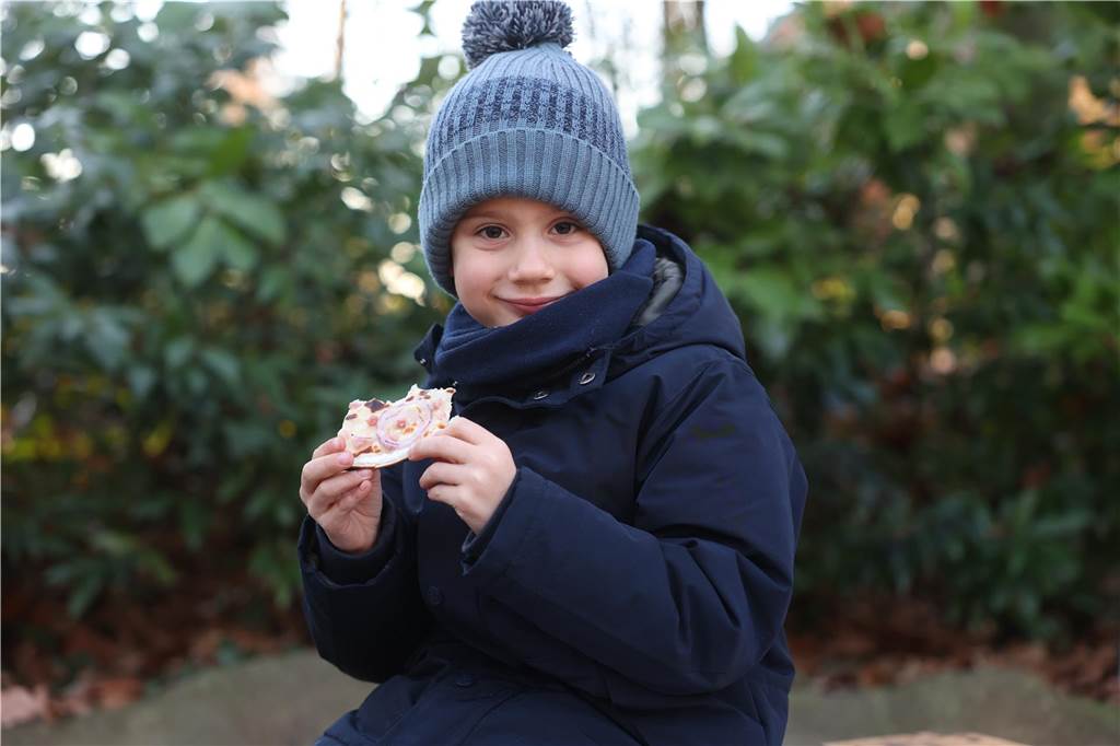 Der Weihnachtsmarkt auf dem Gelände der Freilichtbühne Werne besticht durch gemütliche und stimmungsvolle Atmosphäre sowie das große Engagement der Helferinnen und Helfer. Die gute Laune strahlt auf die Besucherinnen und Besucher ab.