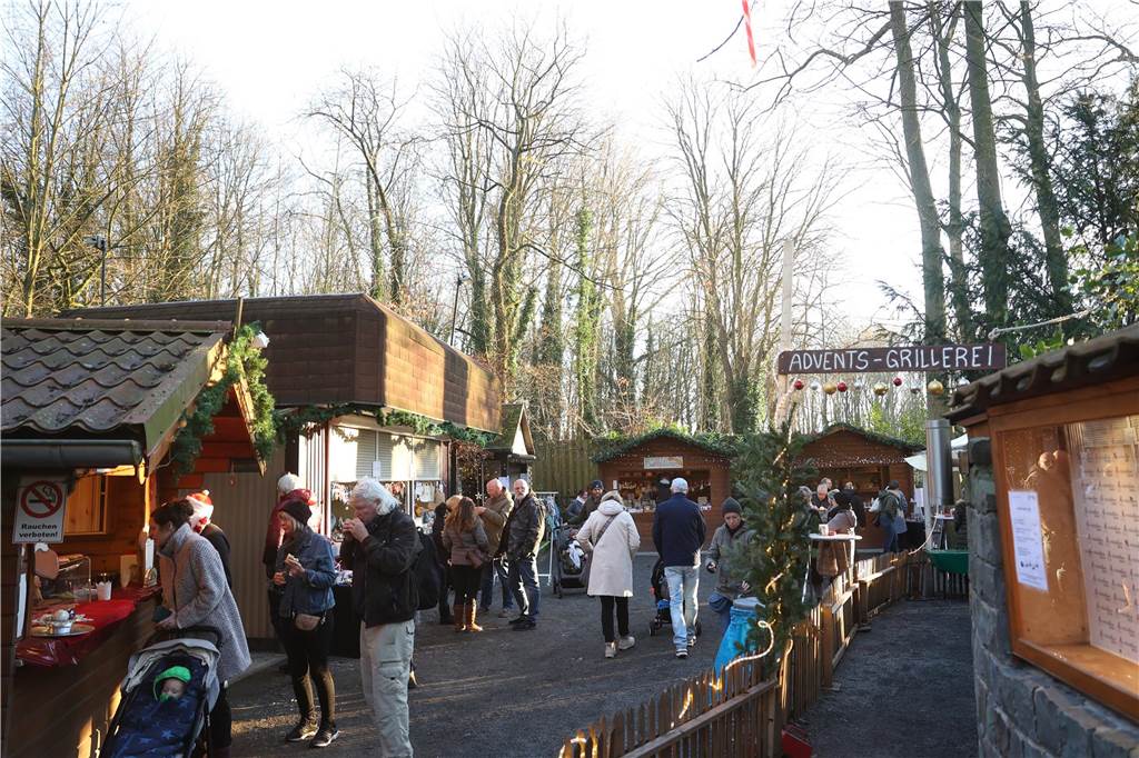 Der Weihnachtsmarkt auf dem Gelände der Freilichtbühne Werne besticht durch gemütliche und stimmungsvolle Atmosphäre sowie das große Engagement der Helferinnen und Helfer. Die gute Laune strahlt auf die Besucherinnen und Besucher ab.