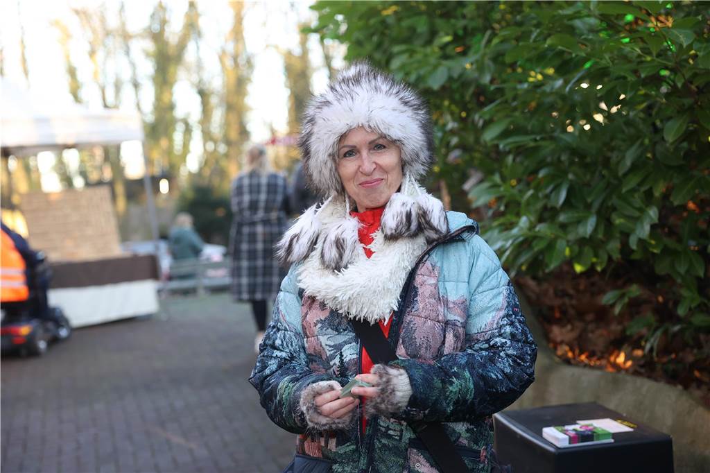 Der Weihnachtsmarkt auf dem Gelände der Freilichtbühne Werne besticht durch gemütliche und stimmungsvolle Atmosphäre sowie das große Engagement der Helferinnen und Helfer. Die gute Laune strahlt auf die Besucherinnen und Besucher ab.