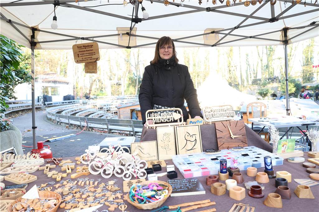 Der Weihnachtsmarkt auf dem Gelände der Freilichtbühne Werne besticht durch gemütliche und stimmungsvolle Atmosphäre sowie das große Engagement der Helferinnen und Helfer. Die gute Laune strahlt auf die Besucherinnen und Besucher ab.