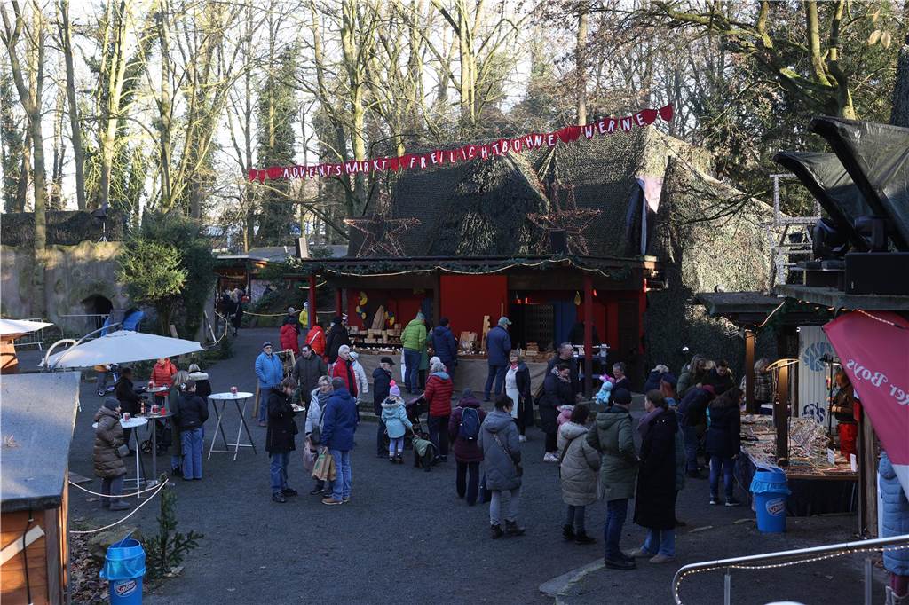 Der Weihnachtsmarkt auf dem Gelände der Freilichtbühne Werne besticht durch gemütliche und stimmungsvolle Atmosphäre sowie das große Engagement der Helferinnen und Helfer. Die gute Laune strahlt auf die Besucherinnen und Besucher ab.