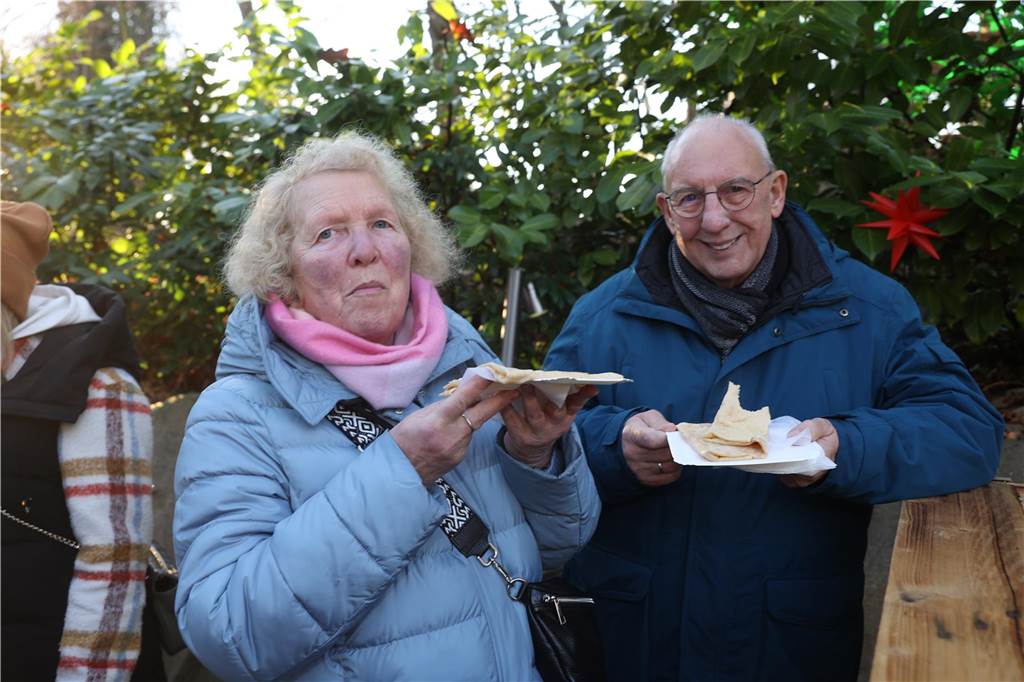 Der Weihnachtsmarkt auf dem Gelände der Freilichtbühne Werne besticht durch gemütliche und stimmungsvolle Atmosphäre sowie das große Engagement der Helferinnen und Helfer. Die gute Laune strahlt auf die Besucherinnen und Besucher ab.