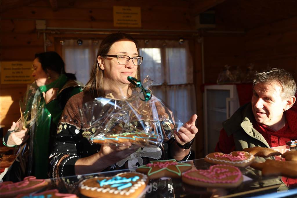 Der Weihnachtsmarkt auf dem Gelände der Freilichtbühne Werne besticht durch gemütliche und stimmungsvolle Atmosphäre sowie das große Engagement der Helferinnen und Helfer. Die gute Laune strahlt auf die Besucherinnen und Besucher ab.