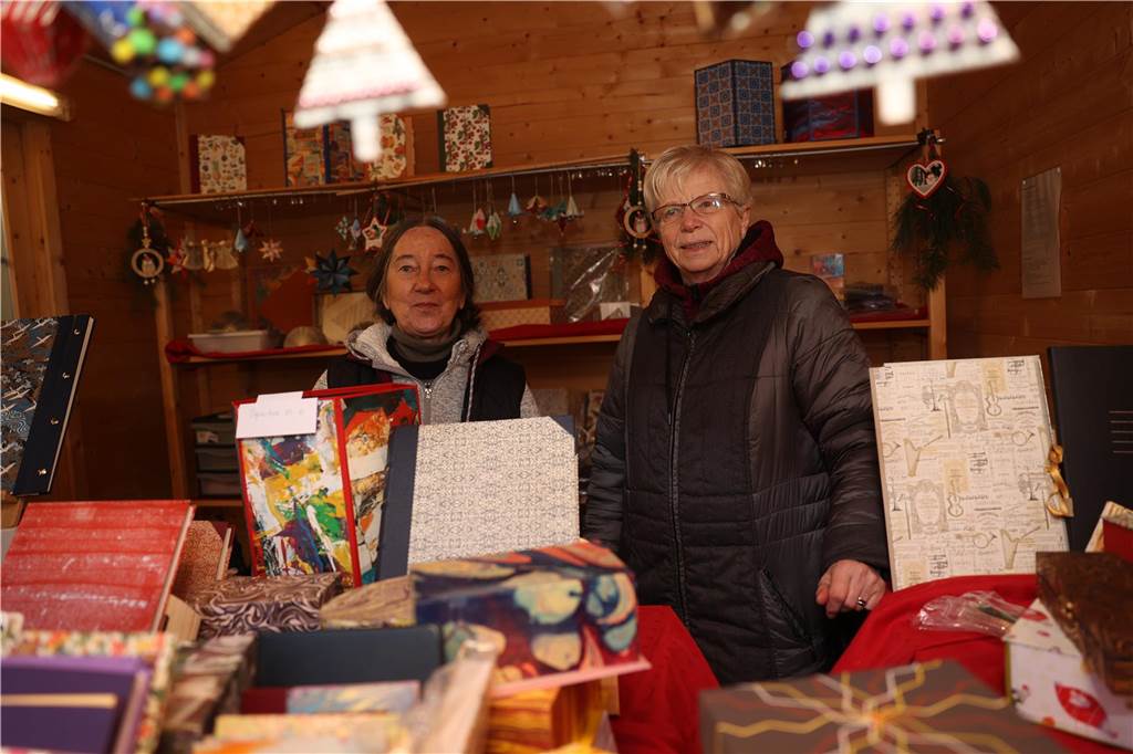Der Weihnachtsmarkt auf dem Gelände der Freilichtbühne Werne besticht durch gemütliche und stimmungsvolle Atmosphäre sowie das große Engagement der Helferinnen und Helfer. Die gute Laune strahlt auf die Besucherinnen und Besucher ab.